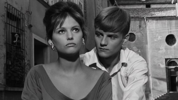 La fille à la valise