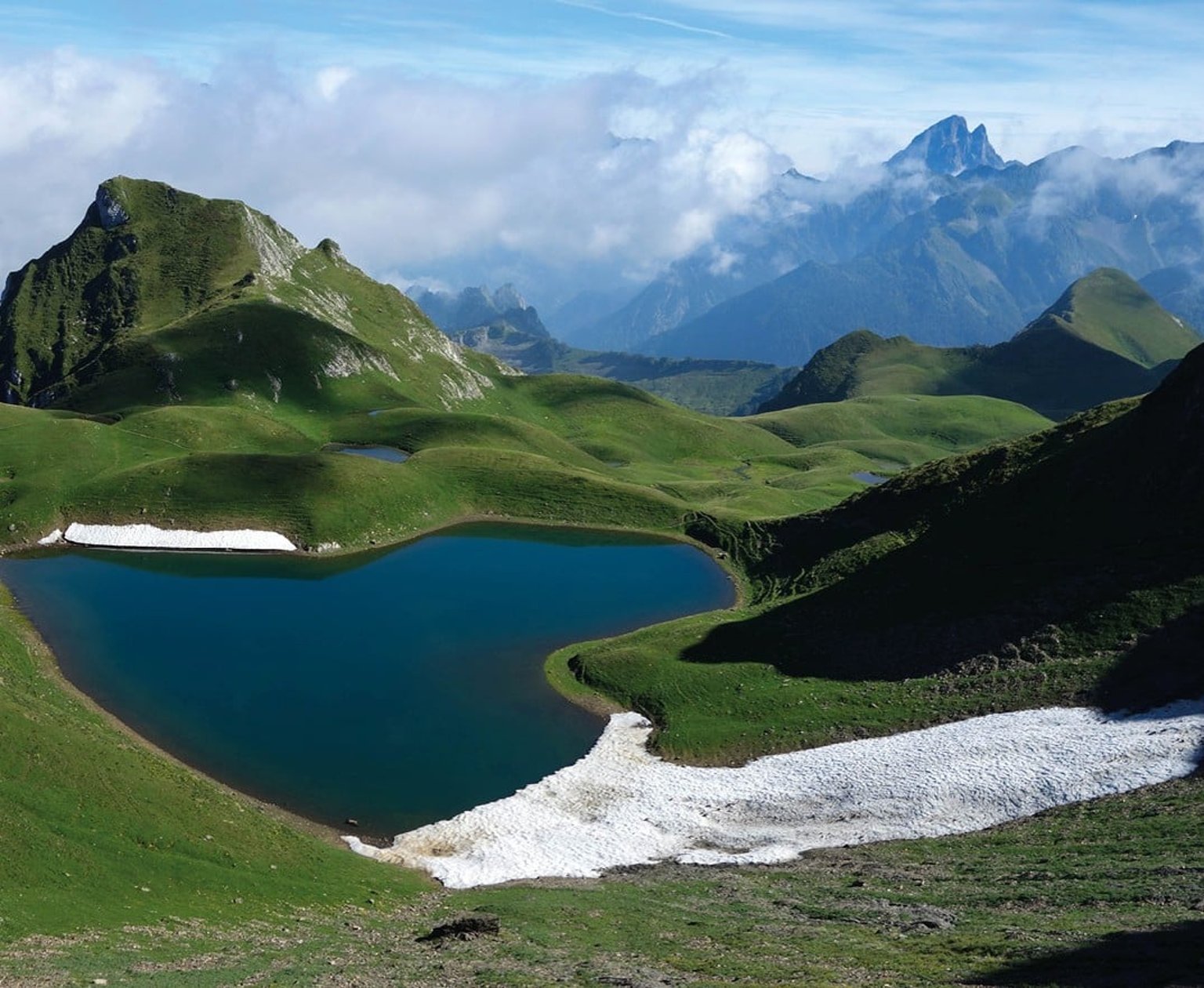 CONNAISSANCE DU MONDE: LES PYRÉNÉES