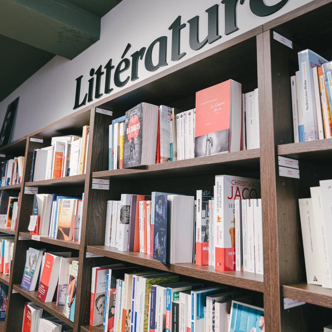 Les rayonnages d'une étagère remplie de livres, à la librairie Bisey