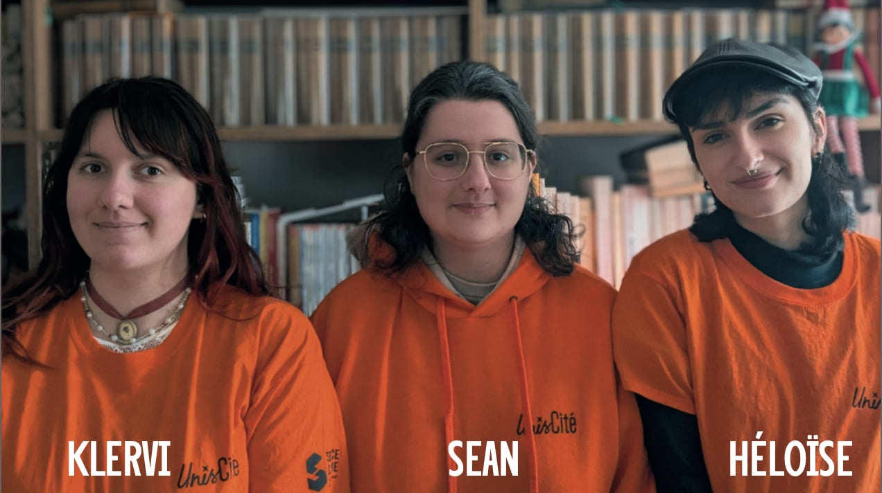 Trois jeunes gens d'une vingtaine d'année, deux filles et un garçon.