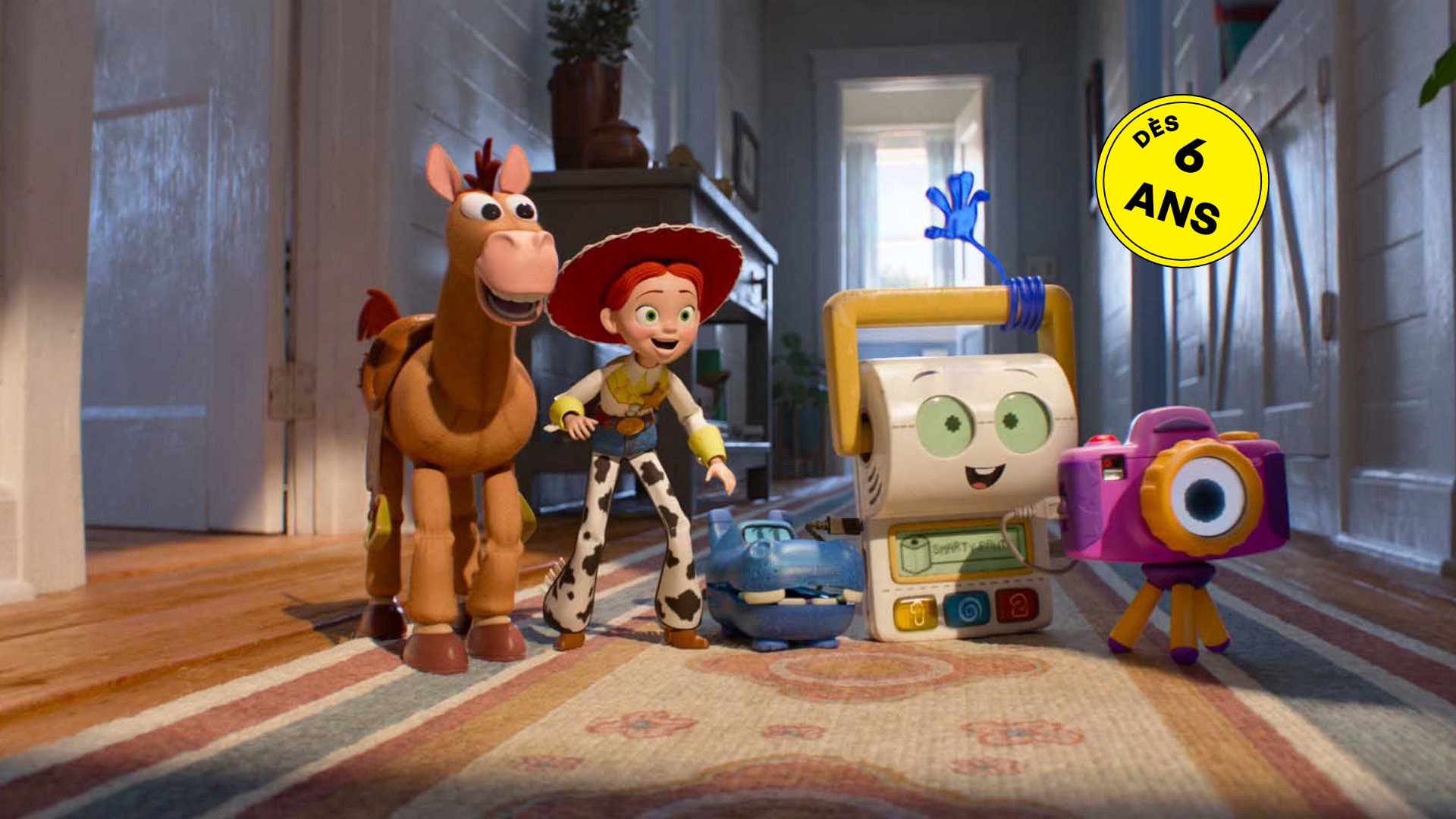 Des jouets dans un couloir a l'expression de surprise joyeuse.