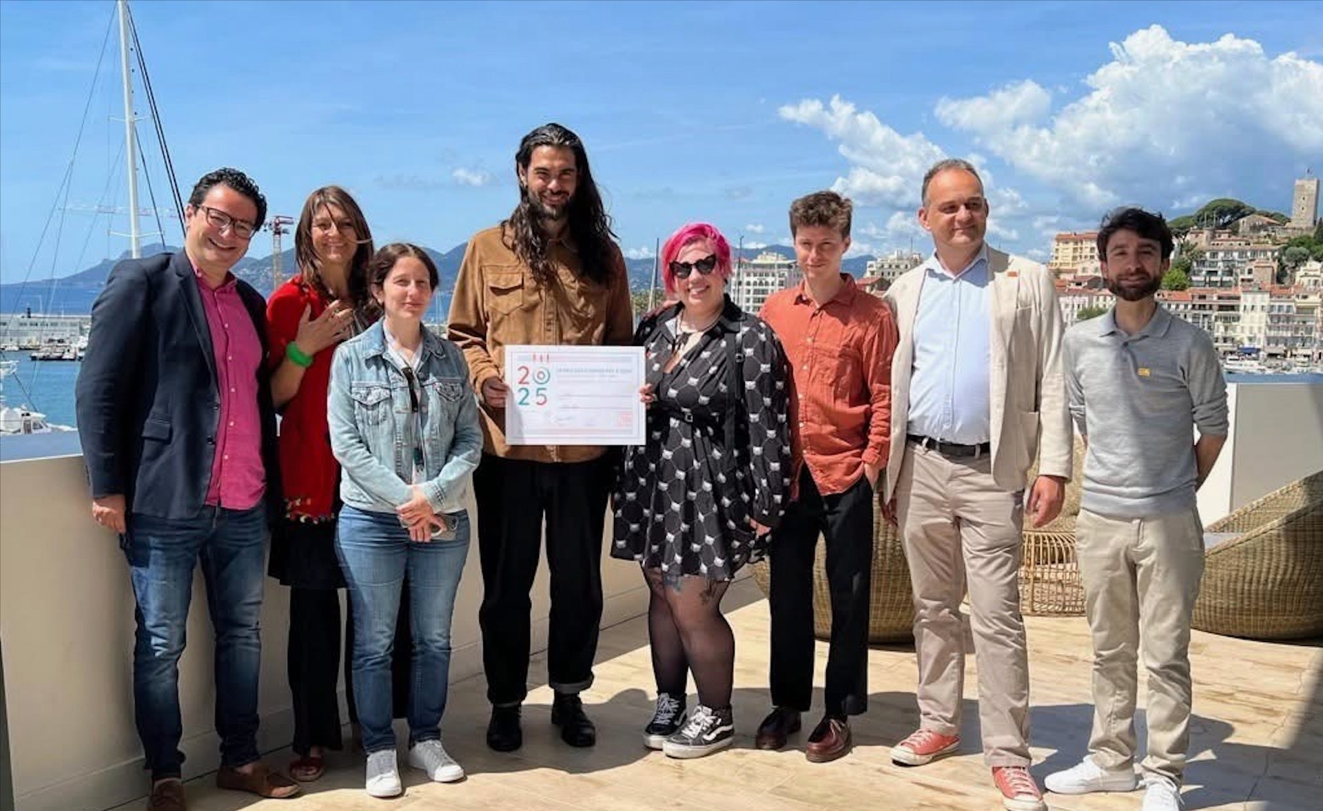 Le réalisateur de Sirat entouré du Jury art et essai à Cannes