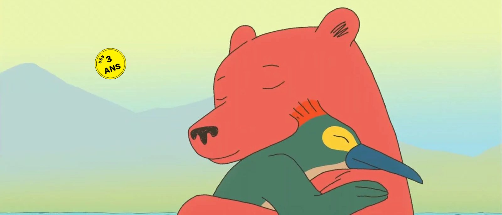 Un ours enlace un oiseau