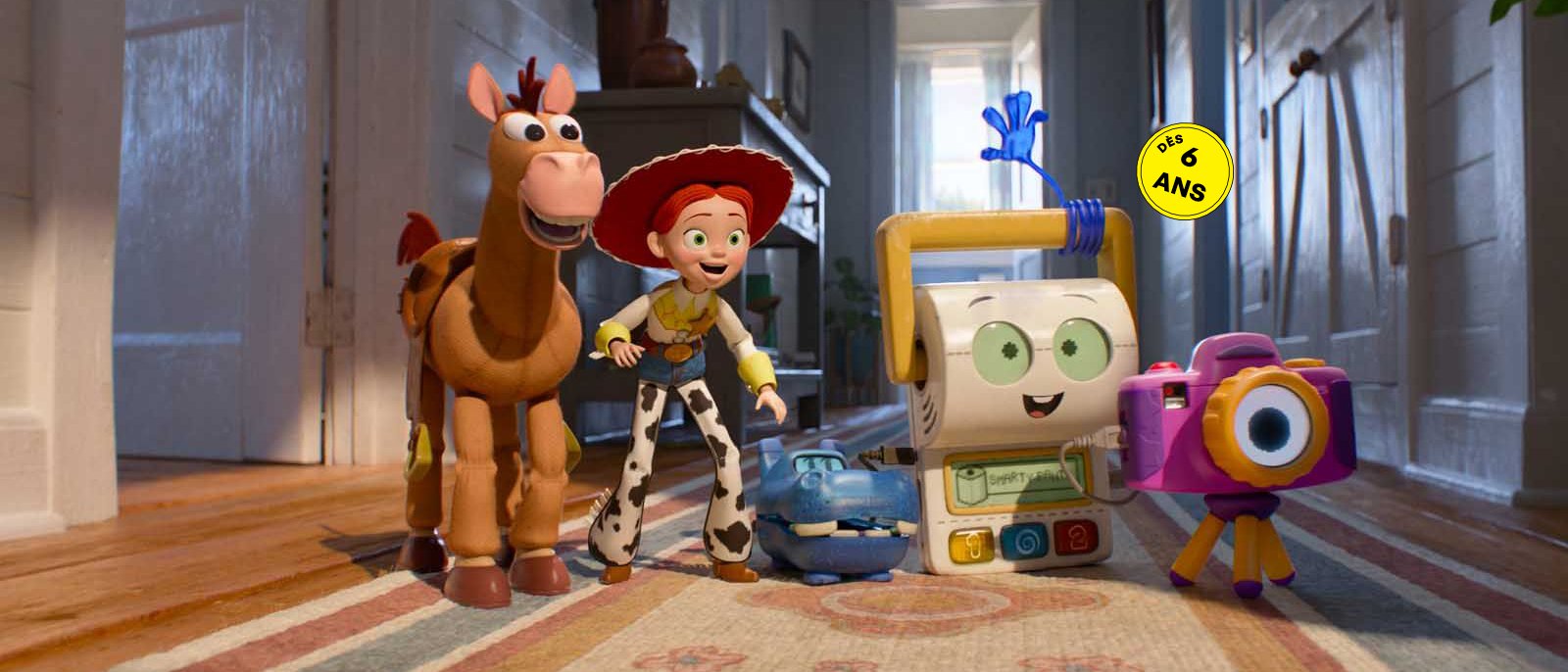 Des jouets dans un couloir a l'expression de surprise joyeuse.