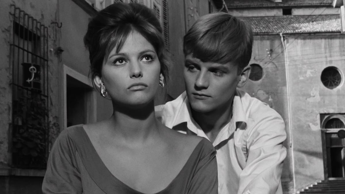 La fille à la valise