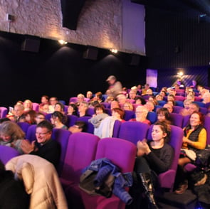 La salle des Templiers : vue sur le public qui applaudit.