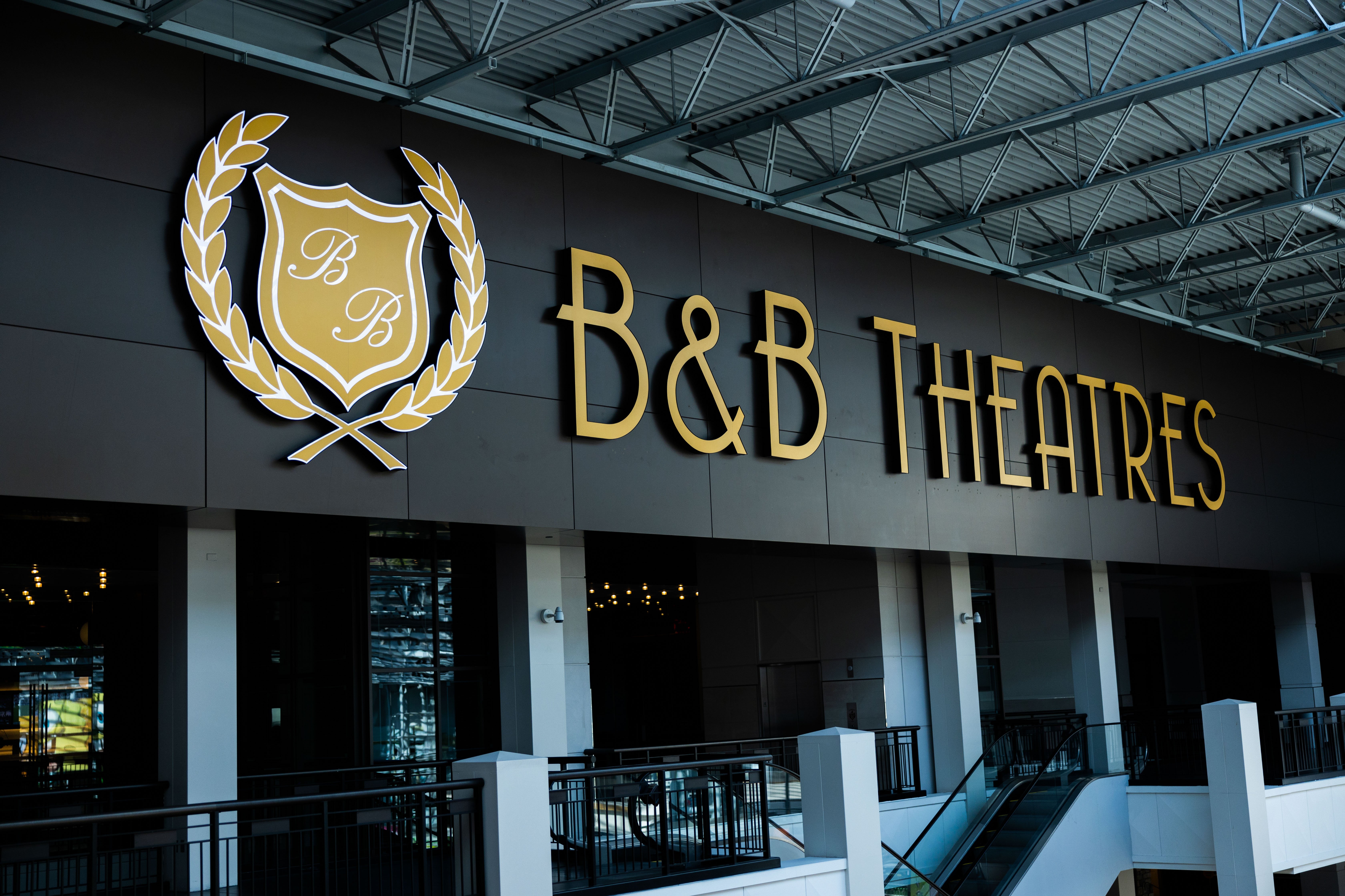 b&b theatres sign at bloomington 13